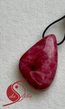 Cabochon Thulit gebohrt, ca. 3,0–4,0 cm – Mut, Lebenskraft & Aufbruch